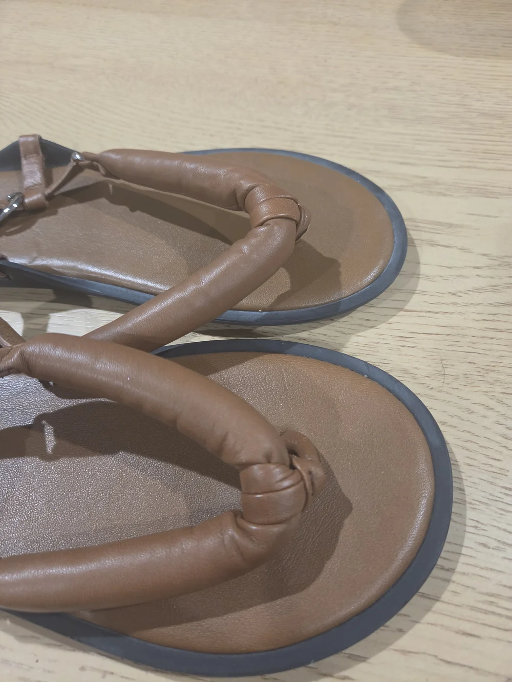 People Suncatcher Thong Sandals Cognac Brown Leather Puffy Strap Size 7 Like New
